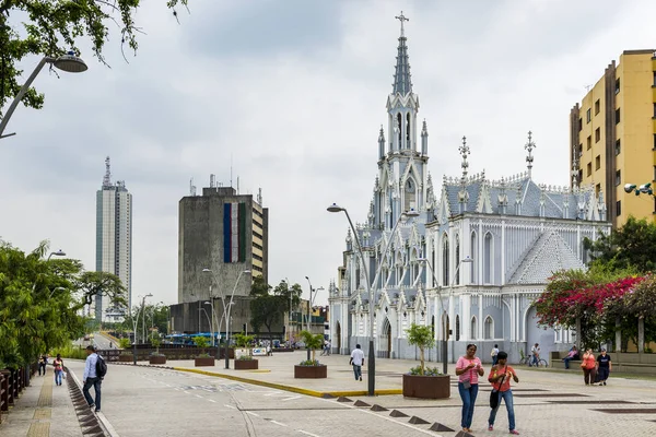 Gente en una calle frente a la Iglesia La Ermita en la ciudad de Cali, Colombia — Foto de Stock