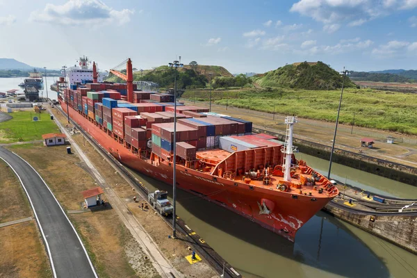 Nave da carico che entra nei Miraflores Mancanza nel Canale di Panama a Panama — Foto Stock