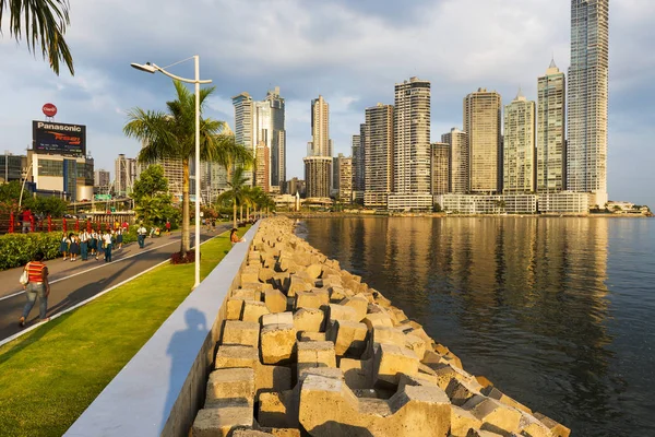 Uitzicht op het centrum van de stad van Panama met mensen lopen in een promenade en moderne gebouwen op de achtergrond. — Stockfoto