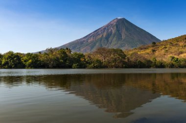 Görünümü, yansıma ve Concepcion volkan su: Ometepe Island, Nicaragua
