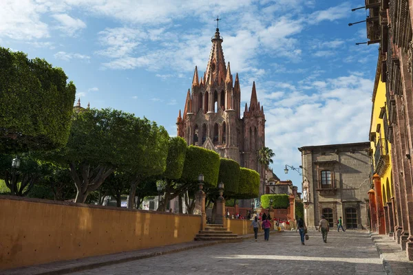 Vista de la plaza principal y de la Iglesia de San Miguel en el centro histórico de la ciudad de San Miguel de Allende, México . —  Fotos de Stock