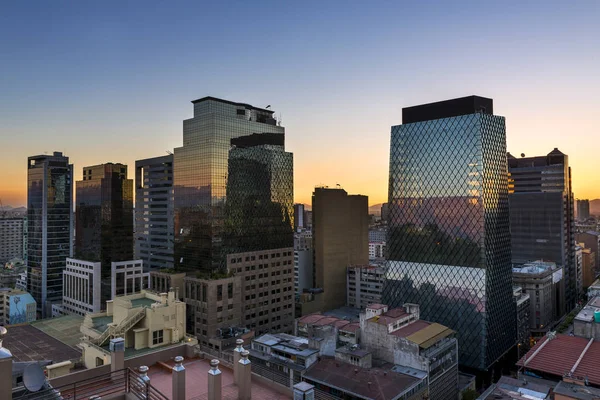 Moderna byggnader i centrum av staden Santiago de Chile i solnedgången, i Chile — Stockfoto