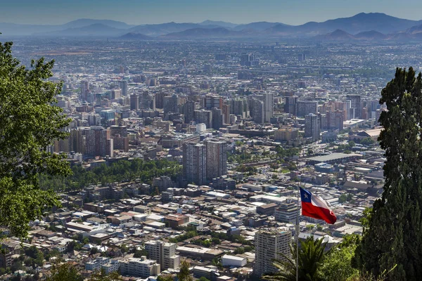 Panoramatický pohled na město Santiago de Chile od kopce San Cristobal (Cerro San Cristobal) v Chile — Stock fotografie