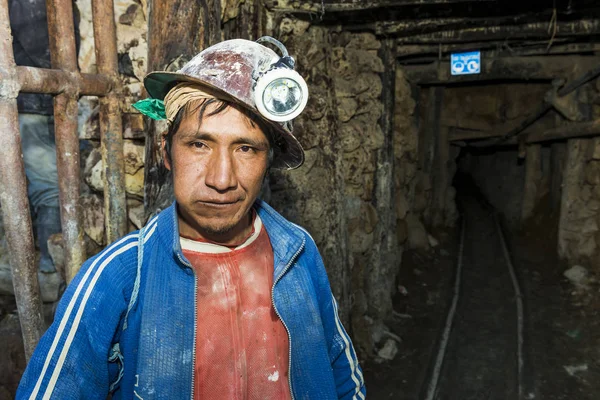 Un minero en la entrada de la mina de plata del Cerro Rico en Potosí, Bolivia . —  Fotos de Stock