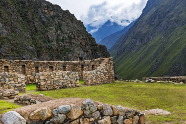 Willkaraqay ve çevresindeki dağların kutsal Valley bölgesinde için Machu Picchu Inca Trail boyunca kalıntıları