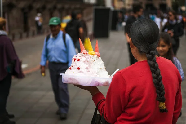 Local woman selling ice cream in a street of the city of Quito, in Ecuador — Stock Photo, Image
