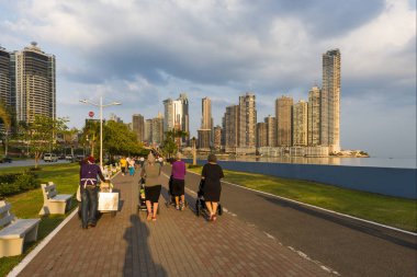 Panama City bir mesire ve modern binalar arka plan üzerinde yürüyüş insanlarla şehir merkezinin görünümü.