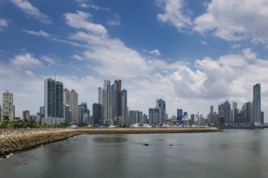 Panama City şehir merkezinde modern binalar ile görünümünü arka planda