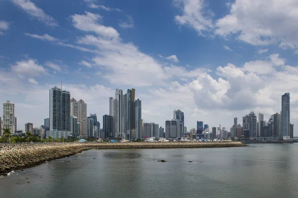 Nézd a belváros Panama City, a modern épületek a háttérben — Stock Fotó