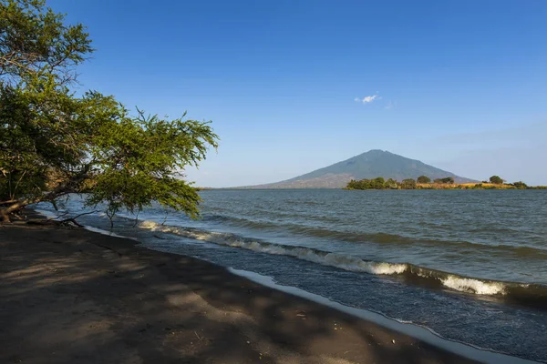 Pláž na ostrově Ometepe v jezeře Nikaragua, s sopka na pozadí, v Nikaragui — Stock fotografie