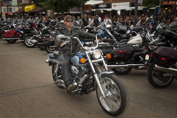 Piloto na rua principal da cidade de Sturgis, em Dakota do Sul, EUA, durante o anual Sturgis Motocicleta Rally — Fotografia de Stock