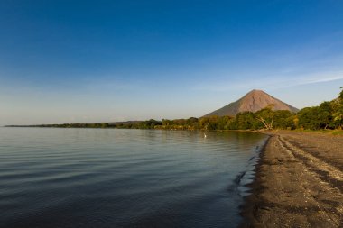 Gün batımında Beach Concepcion Volcano arka planda Nikaragua ile: Ometepe Island görünümü