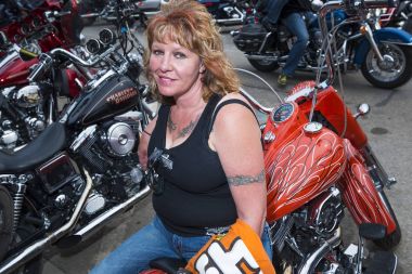 ABD, Güney Dakota'da Sturgis şehir içinde bisiklet yıllık Sturgis motosiklet ralli sırasında oturan kadın binici