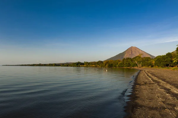 니카라과에서 배경 컨셉 시 온 화산 Ometepe 섬에 일몰 해변의 보기 — 스톡 사진