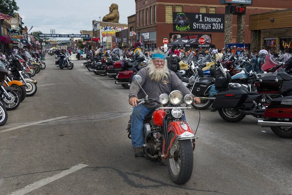 Piloto na rua principal da cidade de Sturgis, em Dakota do Sul, EUA, durante o anual Sturgis Motocicleta Rally — Fotografia de Stock