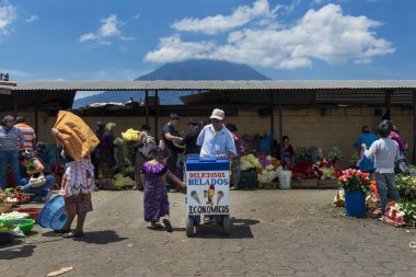 Guatemala, Orta Amerika Antigua şehir sokak pazarında geleneksel giyim satın alma dondurma giyen yerel kız