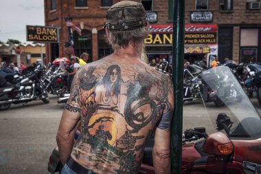 Bisiklet Sturgis şehir, Güney Dakota, ABD'de yıllık Sturgis motosiklet ralli sırasında bakarak bir tattoed geri adamla