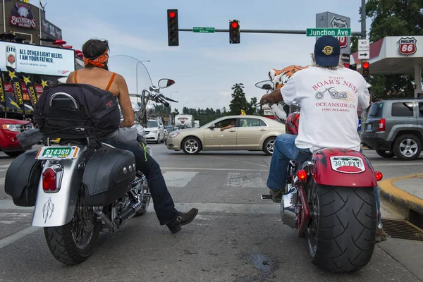 Dois pilotos pararam em uma luz vermelha na cidade de Sturgis, em Dakota do Sul, EUA, durante o anual Sturgis Motorcycle Rally — Fotografia de Stock