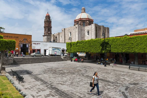 サン ミゲル デ アジェンデ、メキシコの都市の歴史的な中心部の広場に人々. — ストック写真