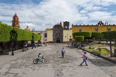 San Miguel de Allende, Meksika, şehrin tarihi merkezine bir meydanda insanlarda.