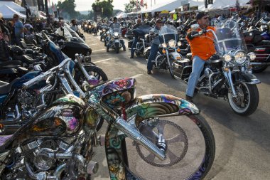 Şehir Sturgis, Güney Dakota'da, ABD, yıllık Sturgis motosiklet ralli sırasında ana caddesinin bisikletçi