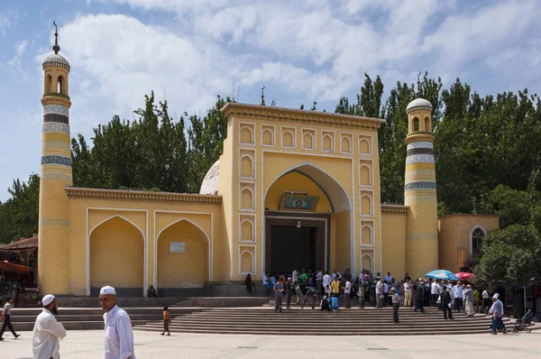 Pessoas em frente à Mesquita Id Kah na cidade de Kashgar, na China — Fotografia de Stock