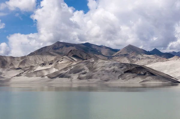 Dunas de arena y lago a lo largo de la autopista Karakoram en China — Foto de Stock