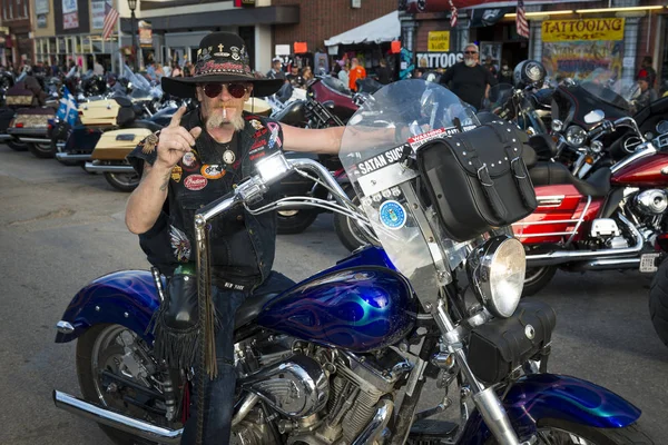 Piloto na rua principal da cidade de Sturgis, em Dakota do Sul, EUA, durante o anual Sturgis Motocicleta Rally — Fotografia de Stock