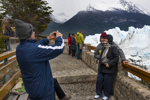 Toeristen op zoek naar de Perito Moreno gletsjer in het Los Glaciares National Park, Patagonië regio, Argentinië. — Stockfoto