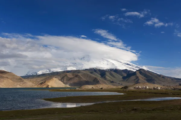 El lago Karakul en la provincia de Xinjiang en el noroeste de China — Foto de Stock