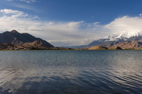 Karakul jezero v provincii Sin-ťiang v severozápadní Číně — Stock fotografie