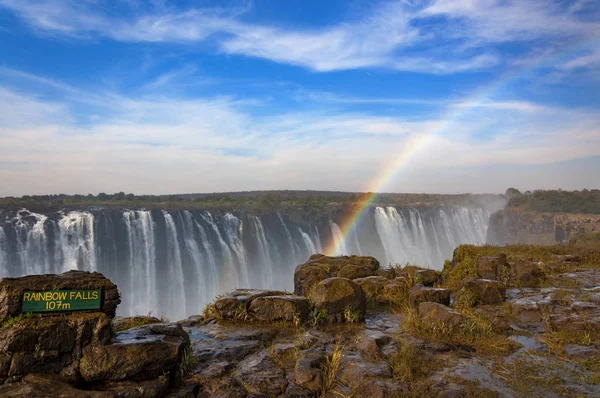 Der regenbogen fällt in victoria falls, zimbabwe, afrika — Stockfoto