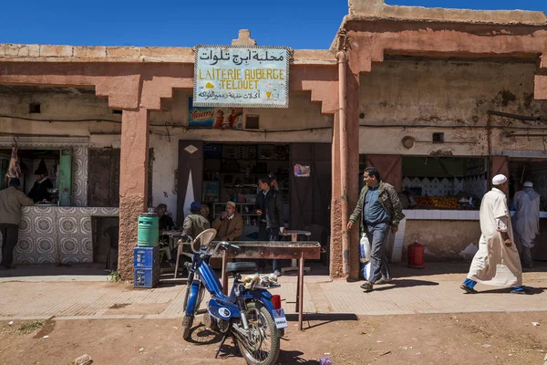 Pessoas em frente a lojas na aldeia de Telouet na região do Alto Atlas de Marrocos — Fotografia de Stock