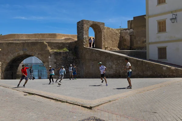 Portekizce şehir (Portugaise alıntı) Fas Atlantic Coast El Jadida kasaba Kalesi'nin duvarlarında yakındır meydanda oynarken futbol genç adam. — Stok fotoğraf