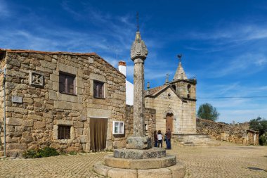 Tarihi köy Idanha Portekiz Velha bir meydanda (Largo da Igreja) insanlarda