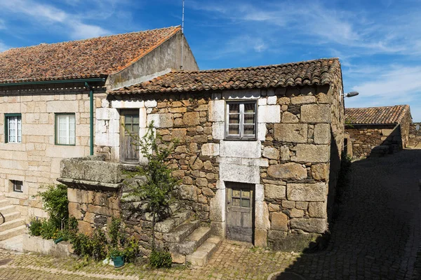 Anciennes maisons traditionnelles dans le village historique d'Idanha a Velha au Portugal — Photo