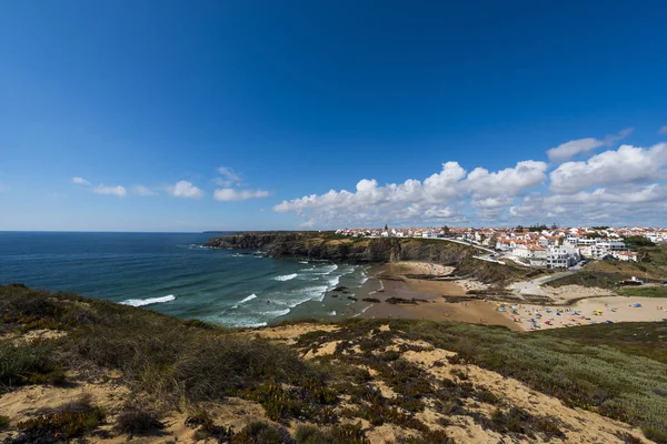 El pueblo pesquero de Zambujeira do Mar y su playa en la Costa del Vincentine, Alentejo, Portugal — Foto de Stock