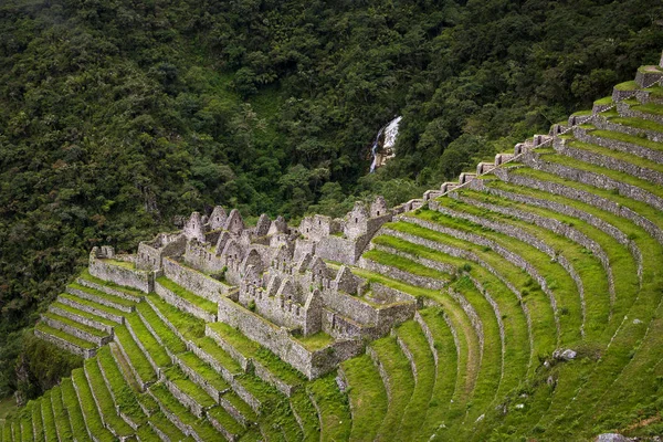 Las ruinas incas de Winay Wayna a lo largo del Camino Inca a Machu Picchu en Perú — Foto de Stock