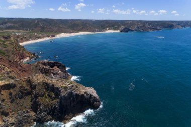 Amado Beach (Praia do Amado) ve Algarve, Portekiz Pontal havadan görünümü