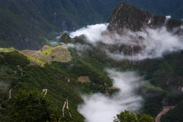 Vista de Machu Picchu rodeada de nubes desde la Puerta del Sol y el Río Urubamba, en Perú —  Fotos de Stock