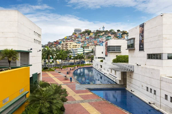 Uitzicht op de heuvel van Santa Ana (Cerro Santa Ana) van de Malecon-2000 in de stad van Guayaquil in Ecuador — Stockfoto