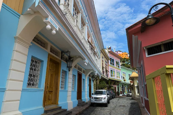 Casas coloridas na rua do bairro Las Penas, na cidade de Guayaquil, no Equador, América do Sul — Fotografia de Stock