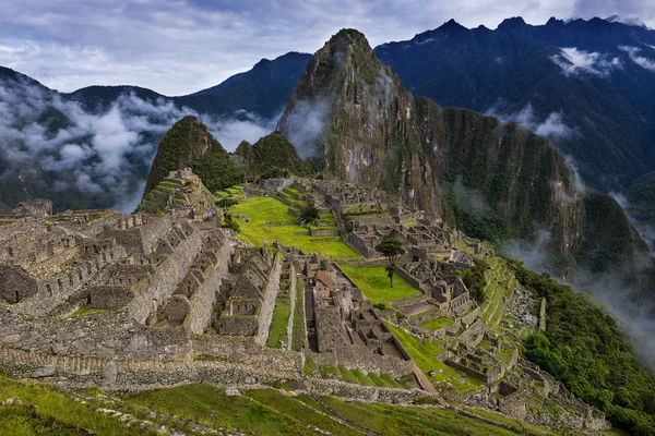 Blick auf Machu Picchu und die umliegenden Berge über dem heiligen Tal, in Peru — Stockfoto