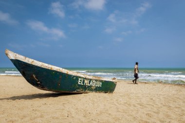Kolombiya'da Karayip kıyılarında Palomino Beach'deki yürüyen adam