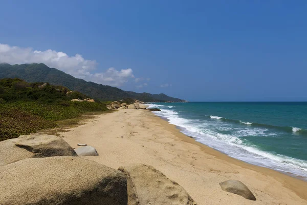 Piękna plaża w Tayrona National Park (Parque Nacional Tayrona) w karaibskim wybrzeżu Kolumbii — Zdjęcie stockowe