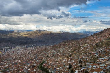 Şehir, La El Alto ve çevreleyen dağların Bolivya'daki arka planda görülen Paz