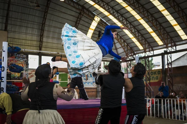 Cholita wrestler during a wrestling fight in the city of El Alto, Bolivia — Stock Photo, Image