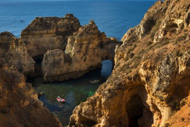 Ponta da Piedade Lagos, Portekiz, kumtaşı kayalıklarla arasında küçük Bay tekneler