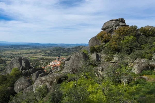 Vista sobre a aldeia histórica de Monsanto, em Portugal — Fotografia de Stock