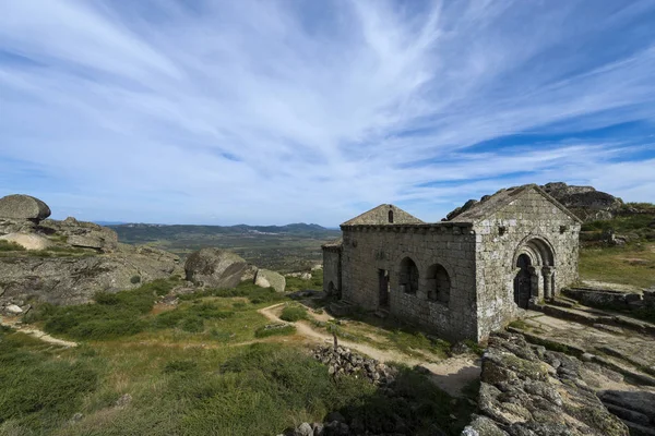 La cappella romanica di San Miguel (Capela de Sao Miguel) nella periferia del borgo medievale di Monsanto — Foto Stock